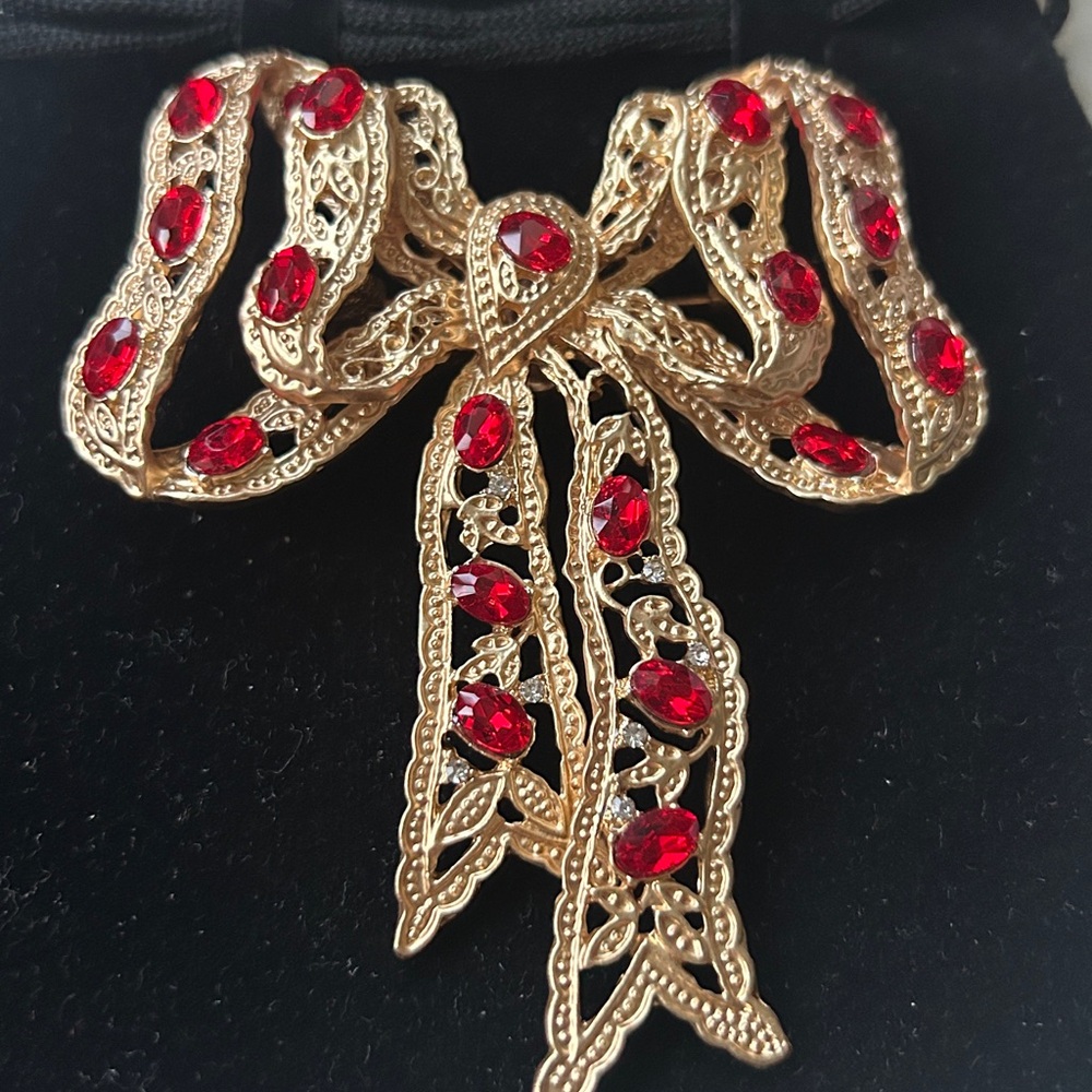 Stunning Gold‎ and Red gemstone Bow Brooch